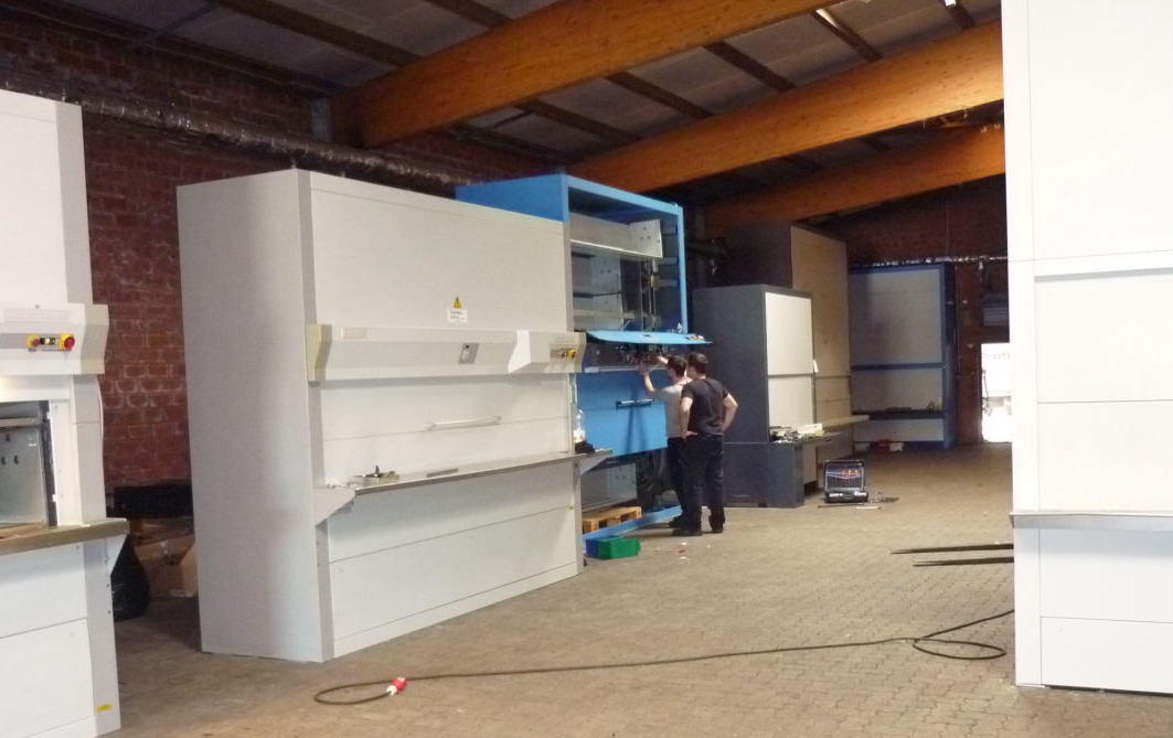 Aufbau von mehreren Umlaufregalen und Lagerliften